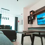 Beachside Stylish & Cosy 2br With Free Parking شقة