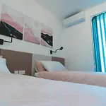 Beachside Stylish & Cosy 2br With Free Parking *