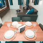 Beachside Stylish & Cosy 2br With Free Parking *