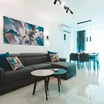 Beachside Stylish & Cosy 2br With Free Parking شقة