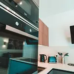 Beachside Stylish & Cosy 2br With Free Parking Apartment *