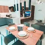 Beachside Stylish & Cosy 2br With Free Parking Apartment *