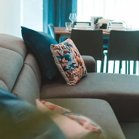 Beachside Stylish & Cosy 2br With Free Parking