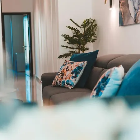 Beachside Stylish & Cosy 2br With Free Parking *