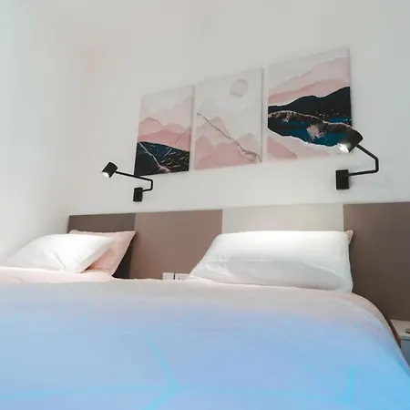 Beachside Stylish & Cosy 2br With Free Parking