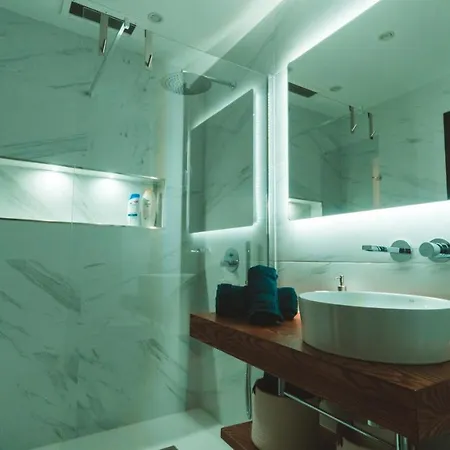 Beachside Stylish & Cosy 2br With Free Parking شقة