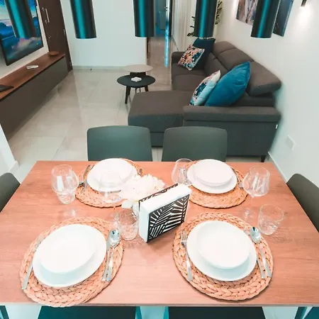 Beachside Stylish & Cosy 2br With Free Parking *