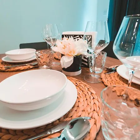 Beachside Stylish & Cosy 2br With Free Parking *