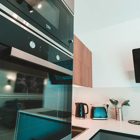 Beachside Stylish & Cosy 2br With Free Parking شقة *