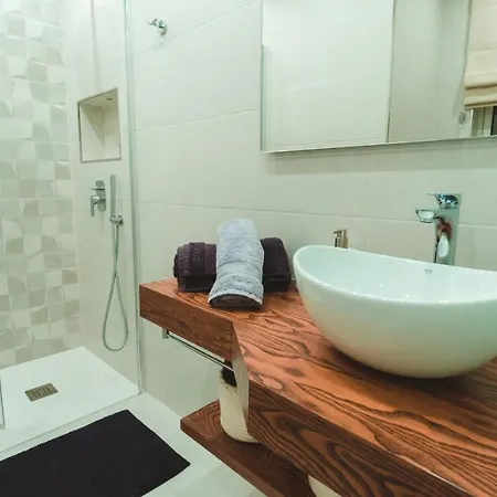 Beachside Stylish & Cosy 2br With Free Parking *